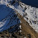 Tiefblick kurz vor dem Gipfel, oberhalb der Steilstufe, über den begangenen Pizzo-del-Sole-Südostgrat. 
