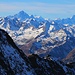 Gipfelaussicht vom Pizzo del Sole (2773,4m) im Zoom vorbei am Pécianett (2764m) zum höchsten Berner Finsteraarhorn (4273,9m). Rechts sind zudem Lauteraarhorn (4042m) und Schreckhorn (4078m) zu sehen die mir beide noch in meiner Gipfelliste fehlen.