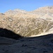 <b>Veduta dall'Alp de Trescolmen verso Nord, sul Pass dell'Alta Burasca W (2514 m), detto anche Cresta Bedoleta. </b> 
