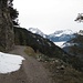 Panoramaweg im W-Hang des Hochthörlen - mit kleinem Lawinenkegel und Blick zu den Miemingern. Nebeldecke über Ehrwald