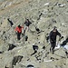 wir steigen über Felsblöcke am Fusse des namenlosen Gipfels, Pt. 2980