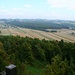 Weite Felder prägen das Tal von Grieselstein. Links der östliche Ortsteil von Harterberg.