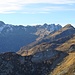 Blick vom P. 2108 ind den hintersten Kessel des Vergeletto-Tals. Rechts die Gebäude der Alp Ribia.