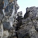 .. steige hinein in den Kamin der Normalroute. So hoch oben sind auch die Felsen auf der Nordwestseite schneefrei und angenehm zu begehen.