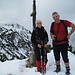 Margit und Georg auf dem Vorderen Ziegspitz; im Hintergrund der Hohe Ziegspitz, dessen Gipfelkreuz grad noch erkennbar ist.