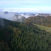 Mystisches Spiel zwischen Nebel und Hügeln im Jura