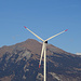 Windkraft vor dem schneefreien Vilan
