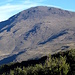 Vom Puerto Molina (2400m) sieht man den Vorgipfel, Mulhacen II (3362m) und auch die das ganze Jahr bewirtschaftete Berghuette, Refugio Poqueira (2500m).