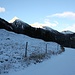 <b>Procedo sulla strada coperta da circa 5 cm di neve polverosa in direzione di Scot (1327 m), Cif e Pignela Sura (1472 m). </b>