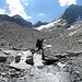 Wir überqueren auf großen Felsblöcken einen Gletscherbach.