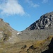 Die Einsattelung ist das Rauhtaljoch, rechts der Blickenspitz (2988m)