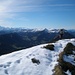 zwischenzeitlich trifft man auf der reizvollen Höhenwanderung immer wieder auf Schnee - und geniesst herrliche Blicke auf Berner und Waadtländer Alpen