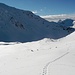 Blick zurück zu meinen Spuren und zum Punkt 2446 hinten rechts im Übergang zum Schatten