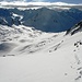 Blick ins Bärentälli und zu meinen Spuren hinten rechts. Beim Aufstieg zum Mitteltälligrat musste ich die Schneeschuhe vor dem Steilhang ausziehen da sie wenig Halt gaben