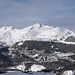 Blick auf Arosa und auf das Skigebiet am Aroser Weisshorn, wo viele Skifahrer den Neuschnee und das freundliche Wetter nutzen