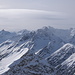 Gestaffelt: Die Gipfel zwischen Lenzerheide und Arosa unter dem föhnig aufgehellten Himmel