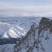 An den stotzigen Nordwänden der Amselflue vorbei schweift der Blick Richtung Landwassertal mit den Davoser Gipfeln darüber