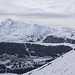 Abstieg auf der Aufstiegsroute mit Blick auf Arosa und das Weisshorn. Der Hang rechts zeigt deutlich, wie schlecht die Schneelage im Gebiet ist