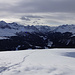 Einsame Schneeschuh-Spur vor den Aroser Gipfeln