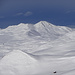 Weisser Schnee vor grauem Himmel