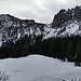 Bei der Staudacher Alm - der Steig zieht steil bis zu der Scharte in der Mitte. 