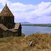 Sewanawank (Sevanavank) - Blick vom Sewan-Kloster zum gleichnamigen Ort. Links ist die Kirche Surb Arakelots ("Heilige Apostel"), rechts Surb Karapet bzw. Surb Astvatsatsin ("Mutter Gottes")