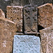 Sewanawank (Sevanavank) - Chatschkare an der Kirche Surb Arakelots ("Heilige Apostel"). Besonders interessant sind hier einige Kreuzsteine aus grünlichem Gestein.
