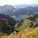 Blick zur Alp Hohfläschen und zum gut sichtbaren Wanderweg der zur Alp Hohfläschenmatt führt