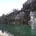 malerisch liegt der See an den Felswänden einerseits ...