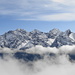 Einer der Klassiker, die in keinem Bericht über den Hikr-Treff 2009 fehlen dürfen: Blick vom "Gipfel" des Muot da l´Hom (2330 m) übers Nebelmeer zur Pisoc-Gruppe
