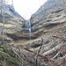 Ein kleiner Wasserfall am Wegrand