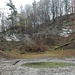 neu angelegtes Biotop (und Picknickplatz ausserhalb des linken Bildrandes) vor den teils schönen Faltungen des Jurahügels