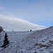 nochmaliger Blick zum Fass-Hüttchen - mit klaren Grenzlinien zwischen Grat, Wolken und Himmel