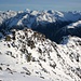 Tiefblick vom Piz Cotschen (3030,5m) über die Aufstiegsroute vom Gratbuckel P.2973m durch die Flanke unterhalb dem Südostgipfel P.3013m.