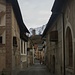 In den Gassen von Ardez (1464m). Seit 1622 hat das Zentrum ein fast unverändertes Dorfbild mit vielen schönen Engadiner Häusern.