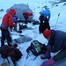 Bei kühlen Temperaturen heisst es jetzt gletschertauglich machen da wir über den Lysgletscher zur Vincentpiramid aufsteigen werden