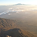 Kilmanscharo in der Ferne, vorne der Aschekegel des Mt. Meru
