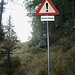 <br />Achtung, ein Verkehrszeichen vor der Alpe di Ròscera.