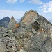 .. der Gipfel des Rot Wichels von Süden. Die höchste Erhebung ist die orange Felsplatte im Vordergrund.