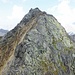Der Weiterweg Richtung Rot Wichel. Am einfachsten umgeht man die Felsen gleich nach der Lücke im Vordergrund auf der Westseite (im Bild links). So bin ich leider erst auf dem Rückweg gegangen.
