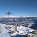 am Gipfel; im Tal Bruneck, im Hintergrund die Rieserfernergruppe
