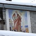 <b>Affresco in località Monti (1500 m) raffigurante Sant'Antonio abate con la croce a tau, la campanella, il fuoco e il maiale.</b>