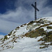 Endlich ragt das Gipfelkreuz von 1901, ein traditioneller Pilgerort - wenn auch nicht für Skitouristen -, in seiner vollen Grösse auf