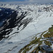 Tiefblick vom Pécian über die W-Flanke hinunter. Darüber die Gipfel des Gotthardmassivs. Am Horizont rechts der Mitte Galenstock und Winterberg