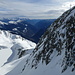 Tiefblick vom Sattel ca. 2640m zu den zugefrorenen Laghi Chièra. Rechts wieder der Pécian, hinten am Horizont Torrone Alto und Basso