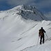particolare del traverso che si deve fare a causa della poca neve che manca per risalire la cresta: si vedono 2 sci alpinisti che la traversano