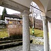 Torbögen der Kirche von Costa mit Blick zur Heiligen Sankt Nebenkirche