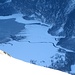 Der zugefrorene Klöntalersee mit Zufluss