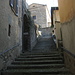 die Treppe hoch und um die Kirche herum und auf diesem alten Weg geht es danach u.a. an der Kirche von Loggia vorbei hinauf bis Puria - sehr lohnend