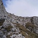 Termina il Sentiero Cecilia sbucando sul tratto finale della Cresta Cermenati. Visibile il palo dei cartelli indicatori posto sulla Cermenati.